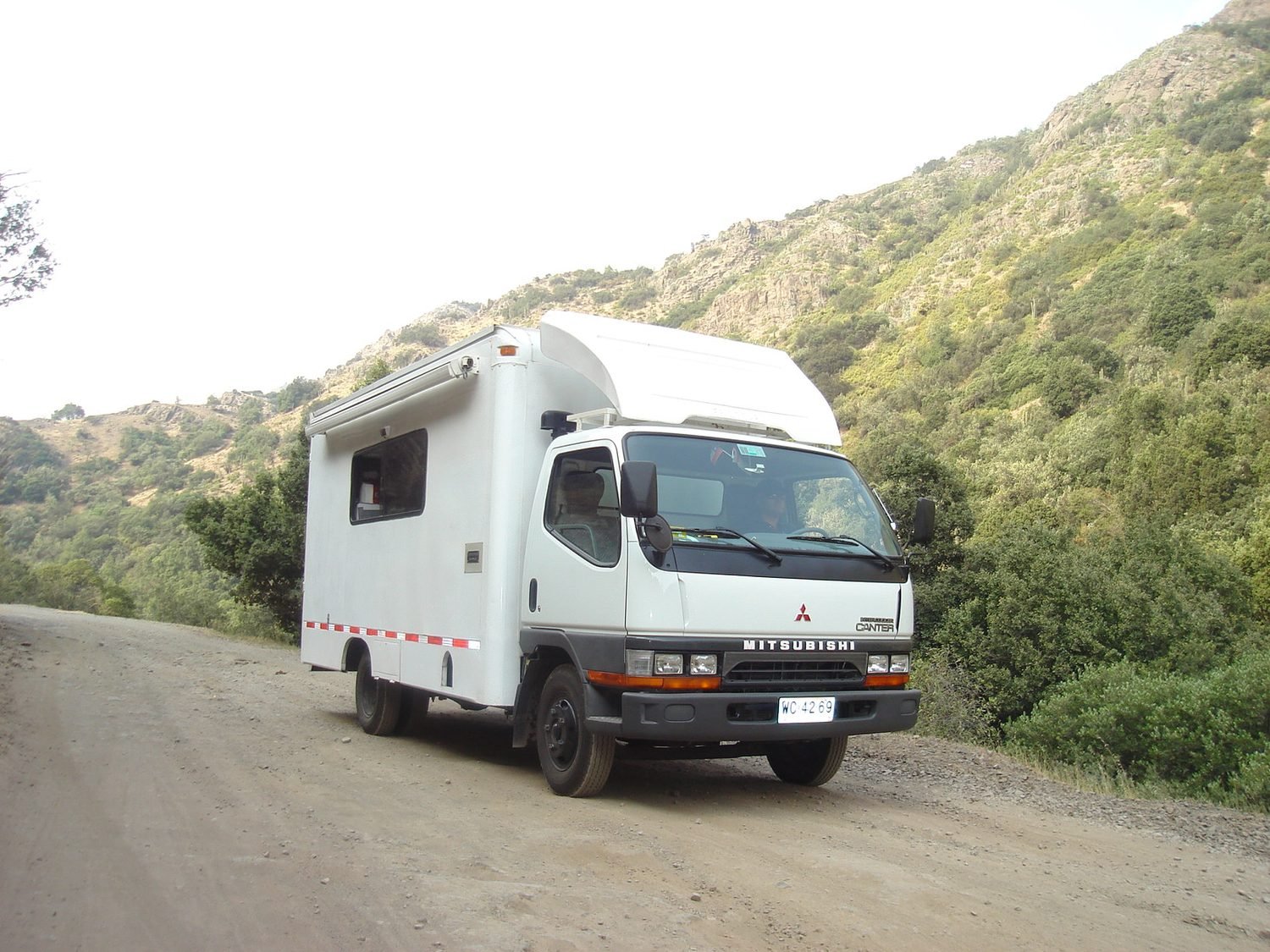 Camión-cocina en camino de montaña