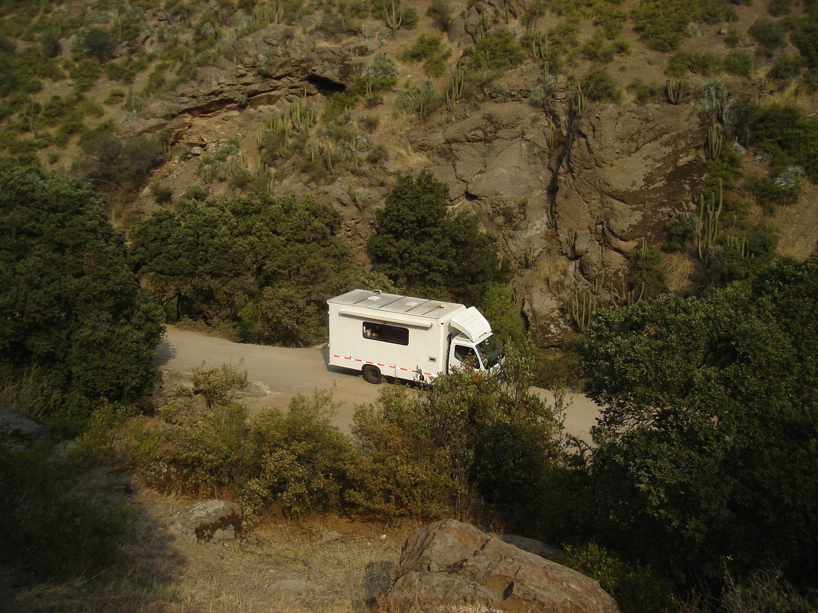 Camión-cocina descendiendo camino de tierra en quebrada