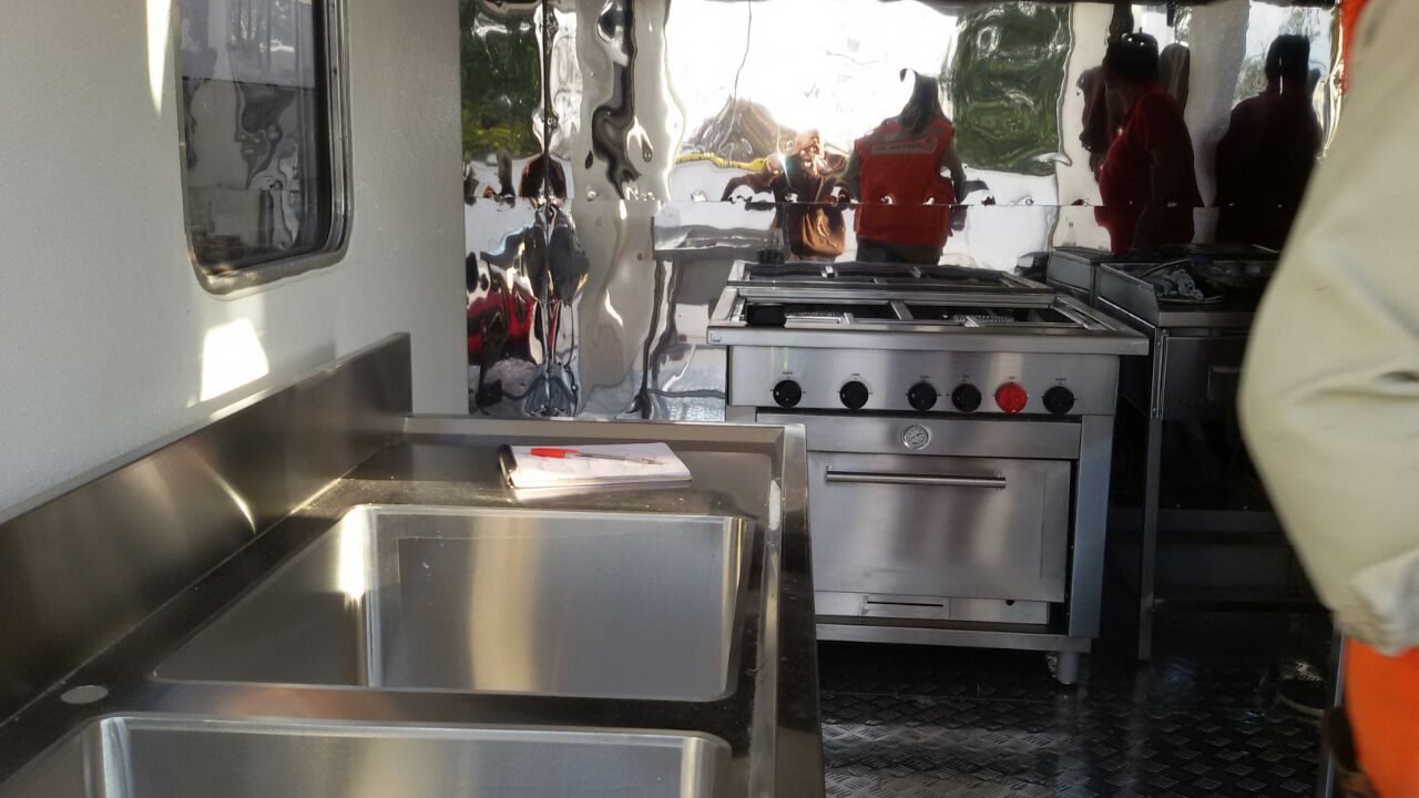 Interior completo de la unidad: fuegos, horno y superficies de acero