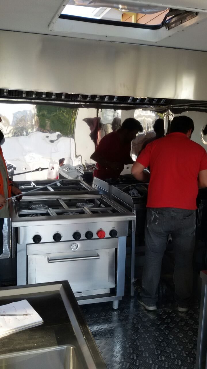 Equipo trabajando dentro de la unidad de cocina