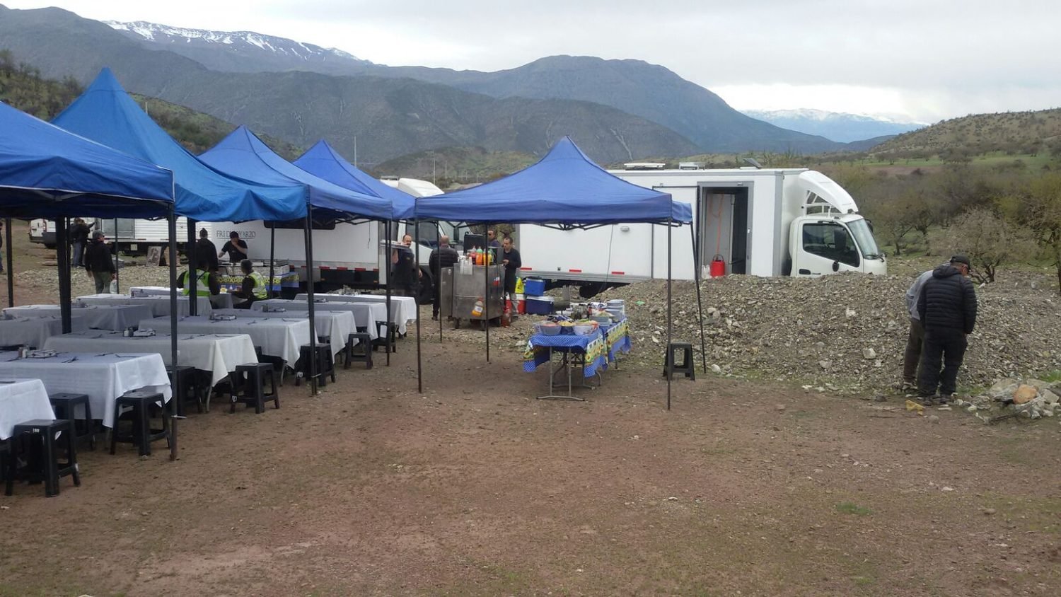 Campamento de servicio montado en faena de cordillera