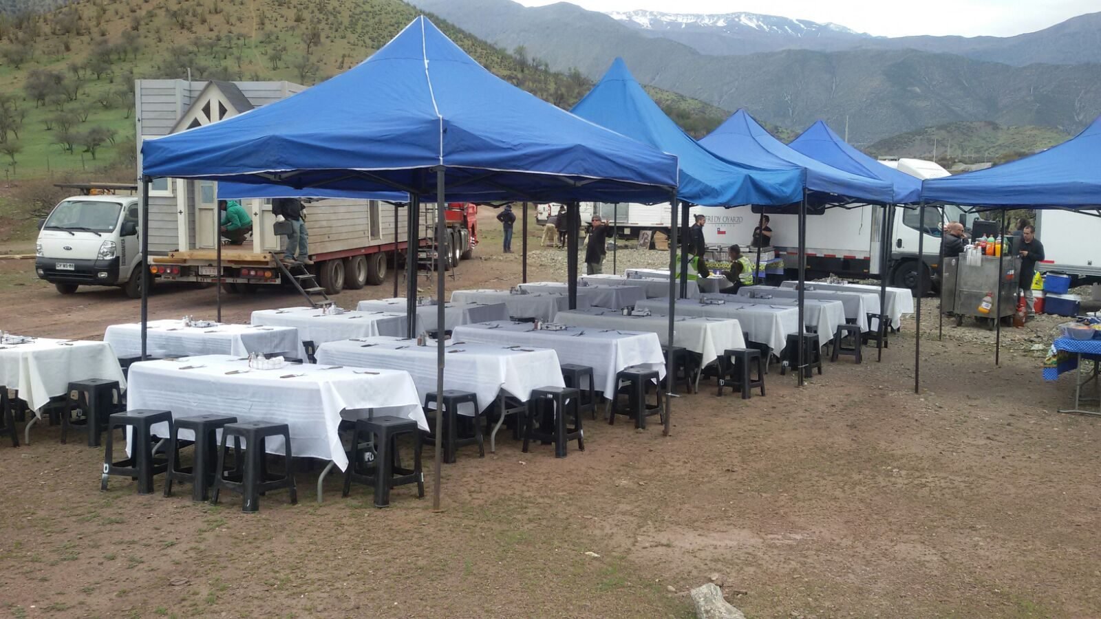 Comedor y cobertura montados junto a las unidades de apoyo