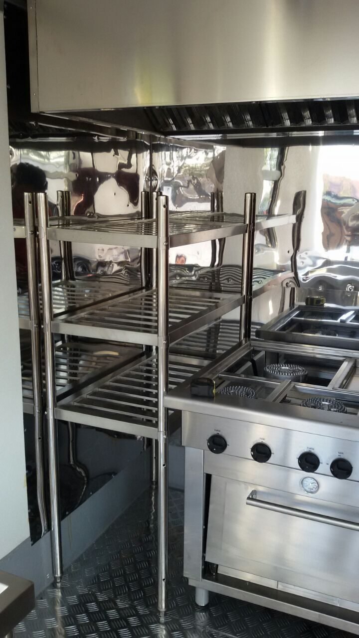 Cocina industrial y campana de acero inoxidable dentro de la unidad