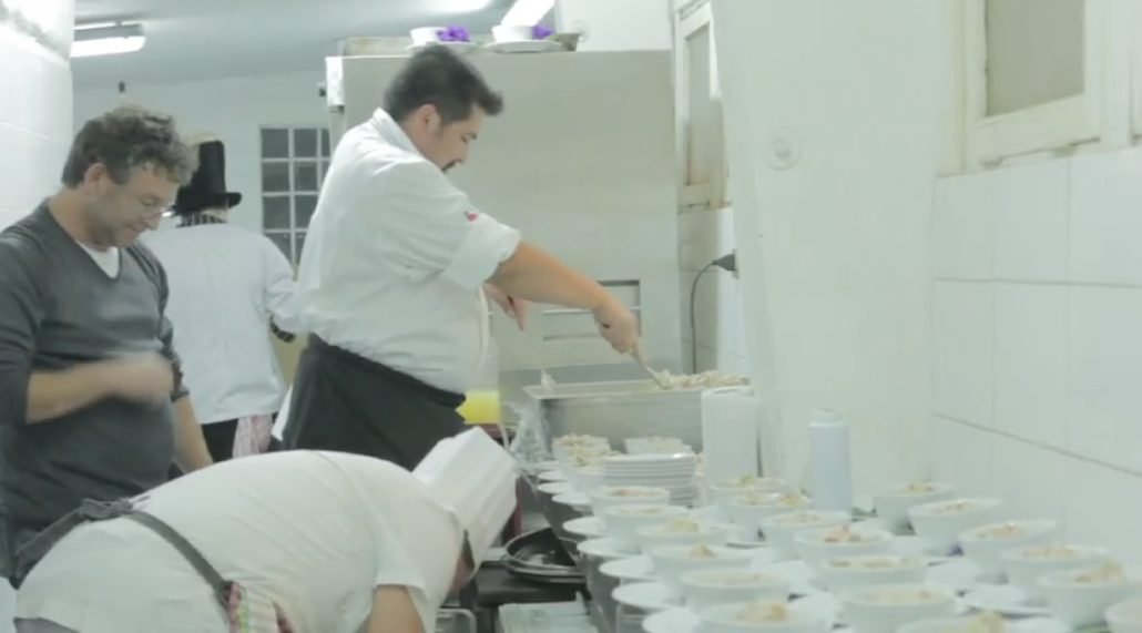 Cocineros emplatando durante el servicio