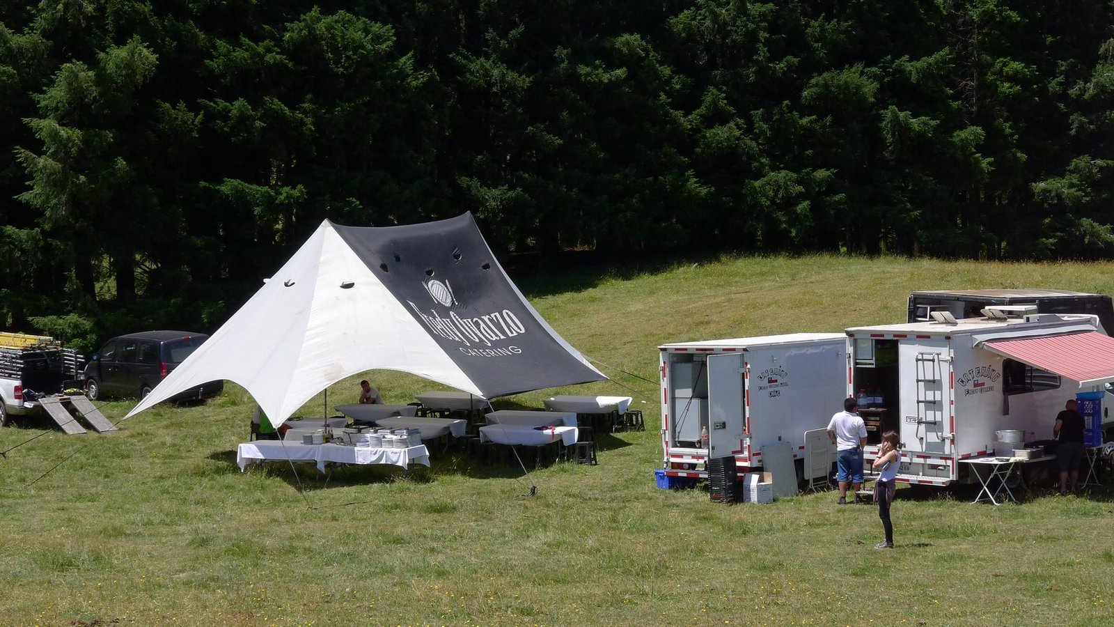 Campamento de servicio montado en claro de bosque