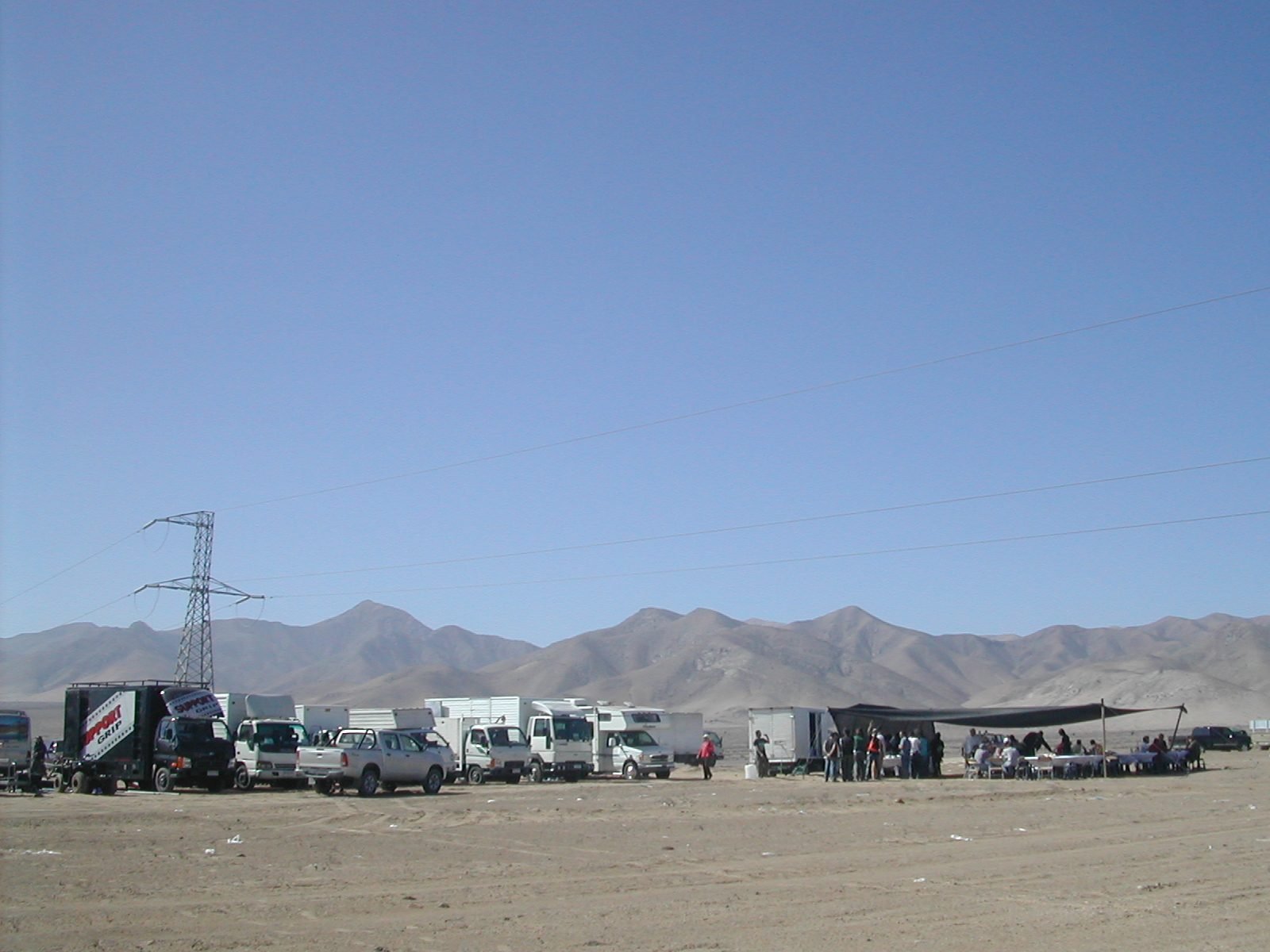 Convoy de unidades desplegado en explanada árida